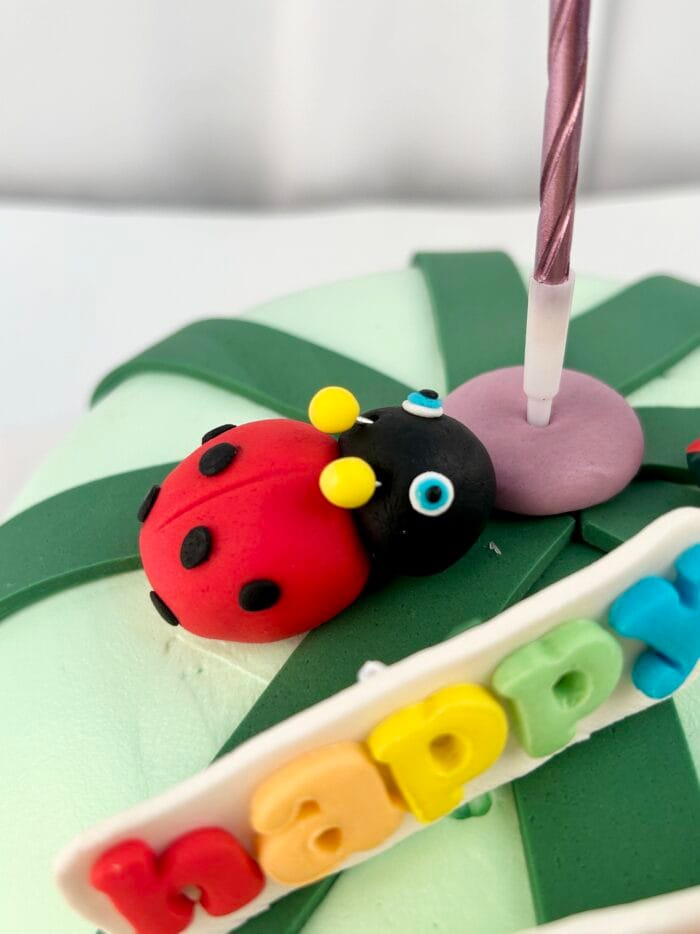 6'Cocomelon翻糖装饰奶油蛋糕 Cocomelon Fondant Designed Cream Cake - Image 2